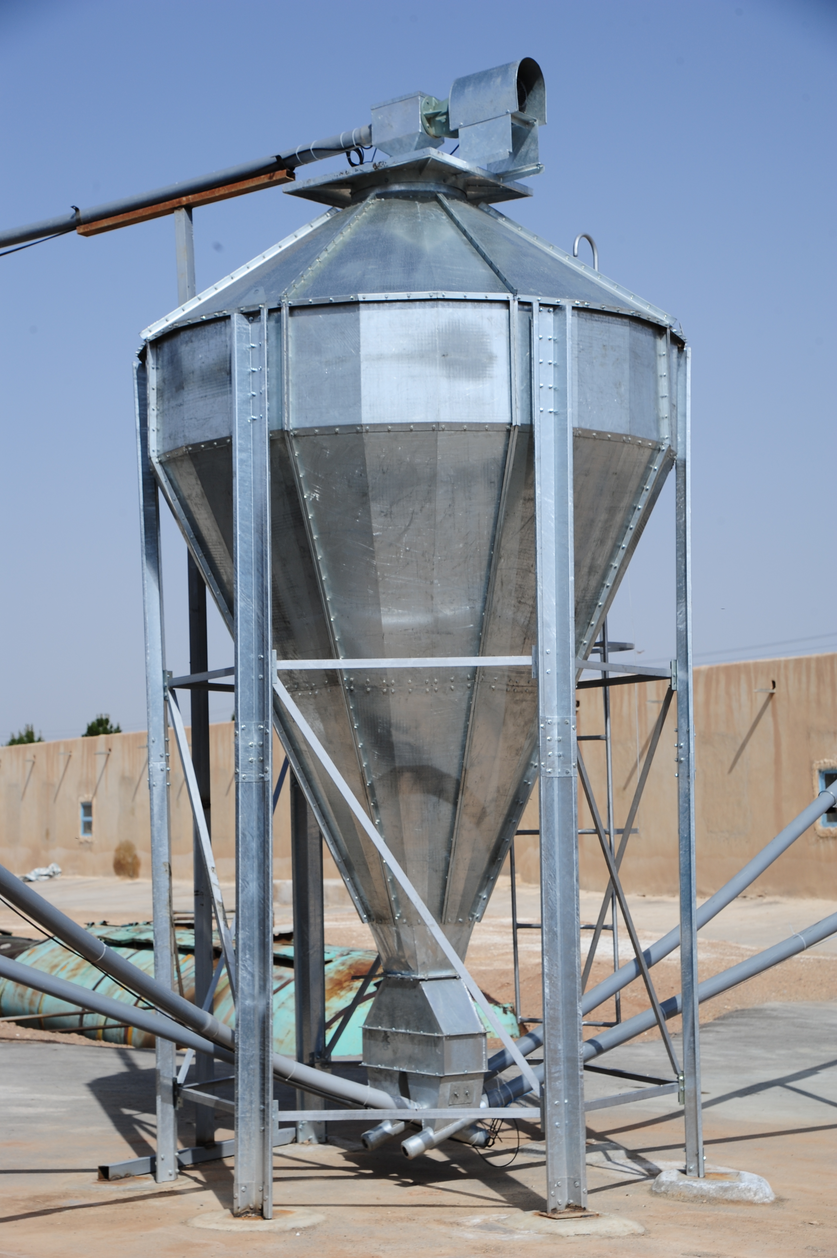 Storage silo feed